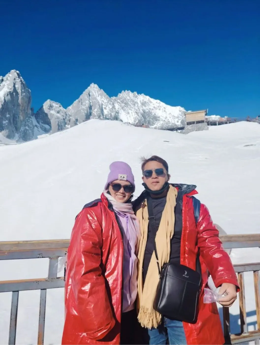 云南旅游客人实拍-玉龙雪山合影