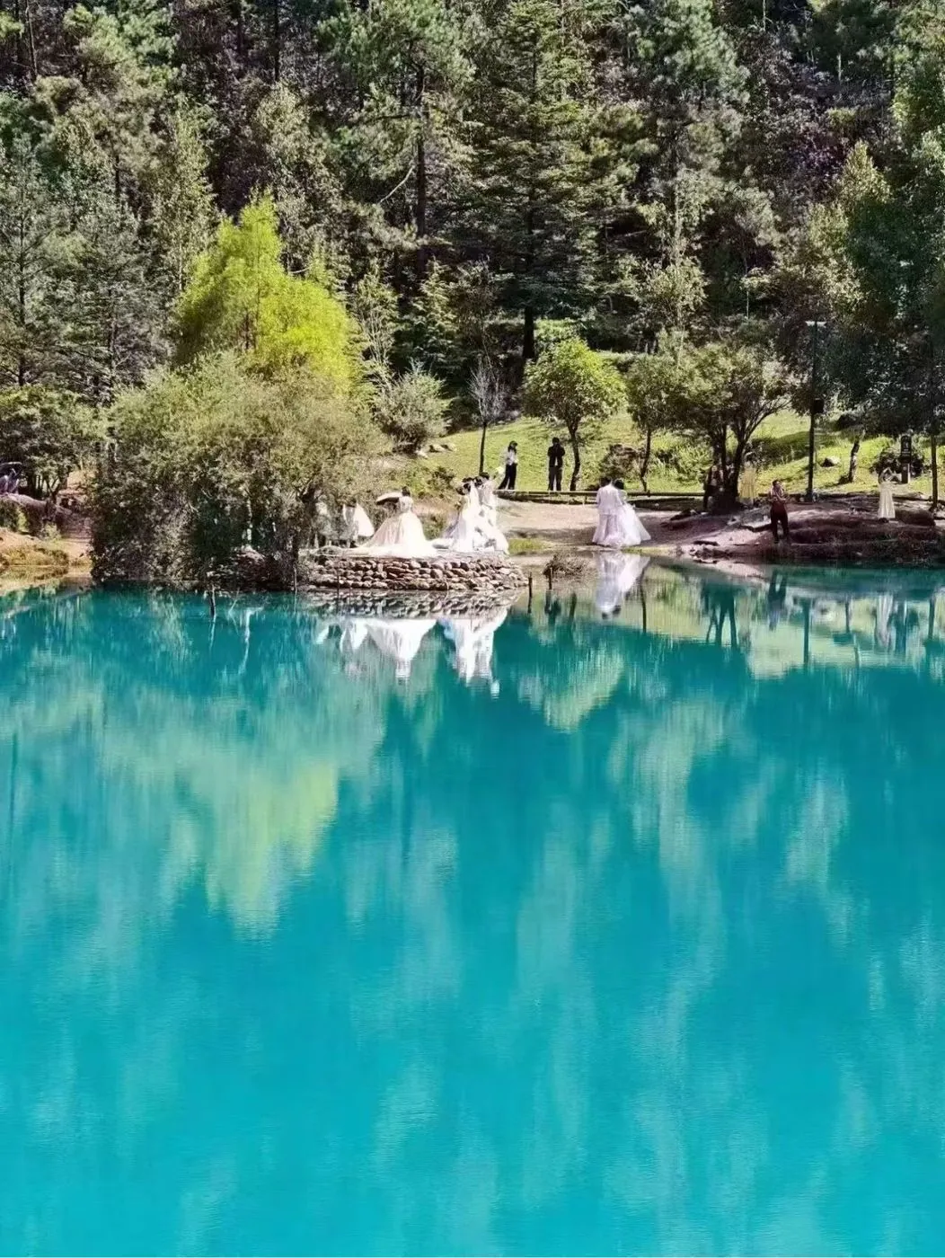 云南旅游客人实拍-蓝月谷碧水
