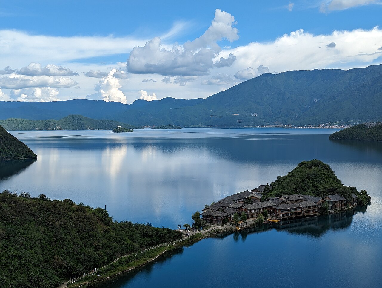 泸沽湖云南一侧的湖面与远山