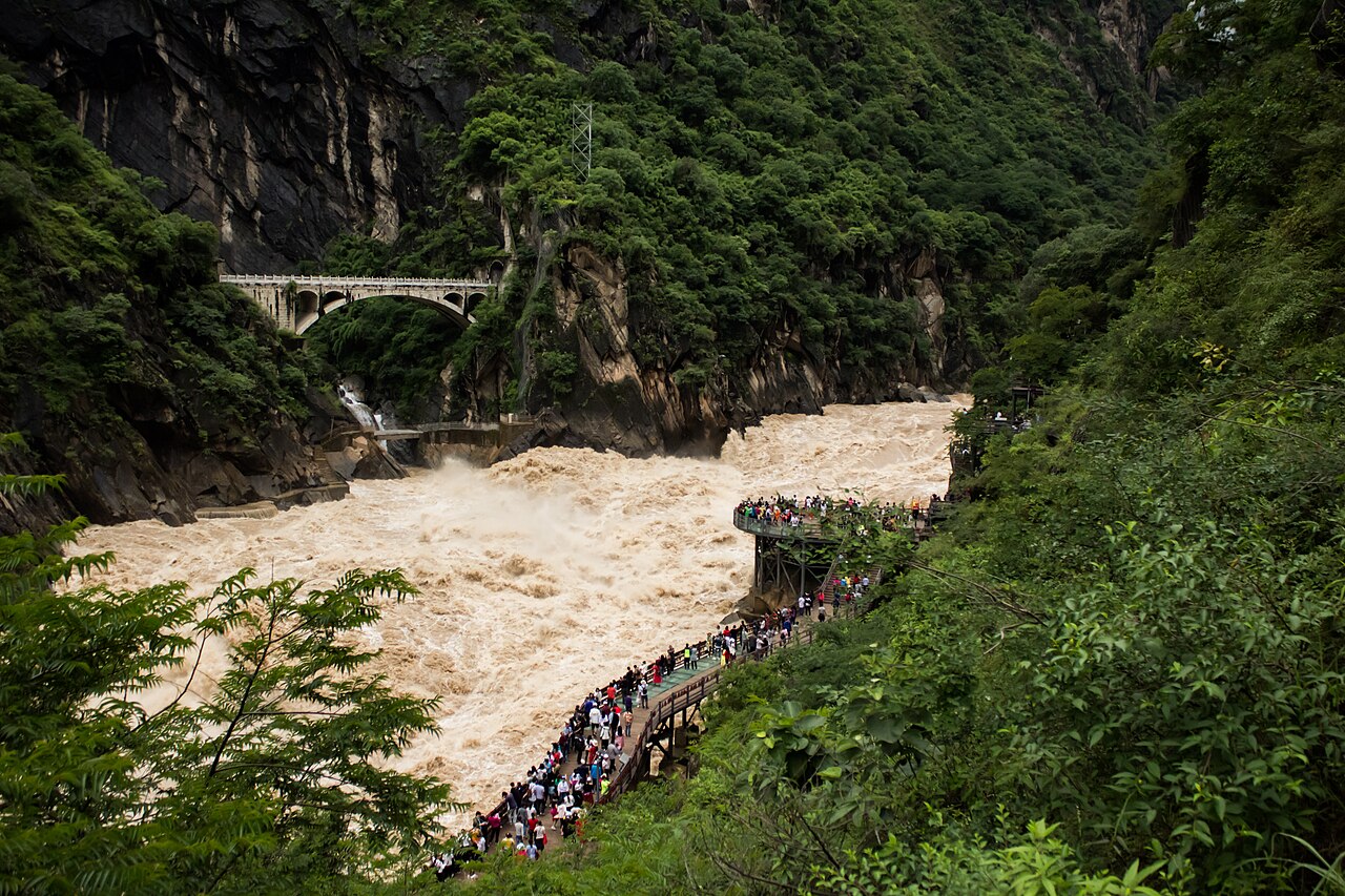 虎跳峡的金沙江与峡谷山壁